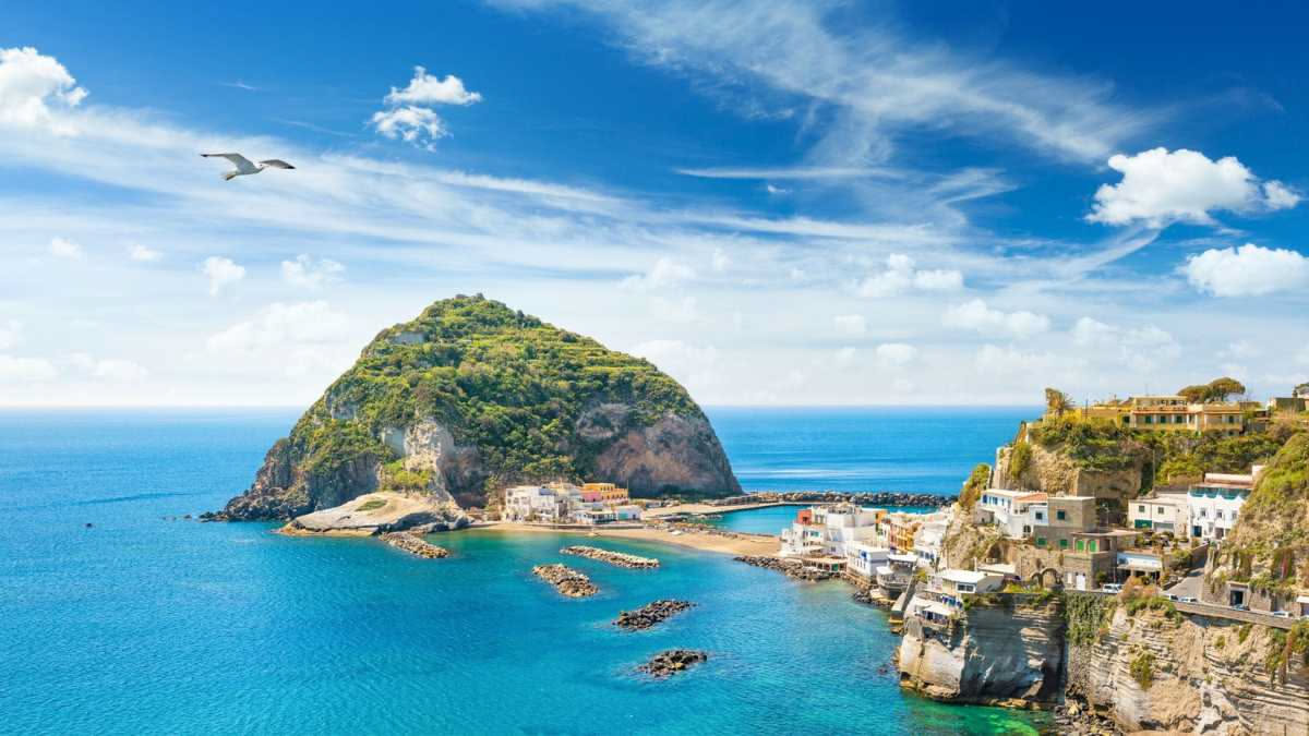 Scopri le meraviglie delle Isole Eolie: itinerari e paesaggi mozzafiato per escursioni indimenticabili.