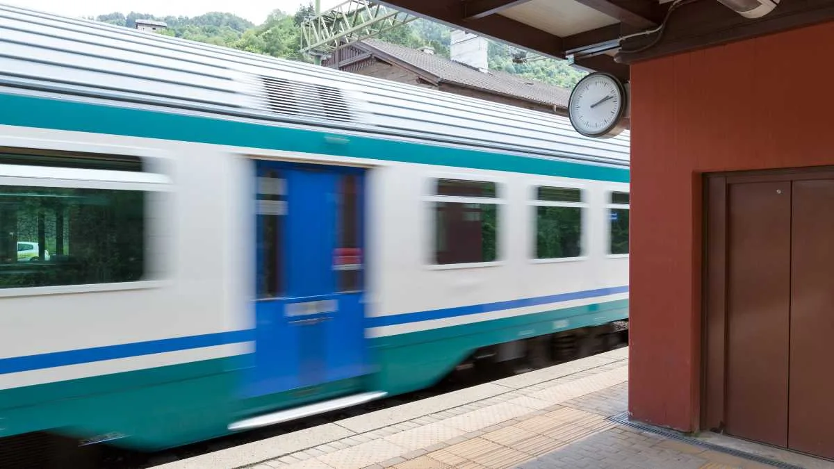 Un treno in movimento con orologio che segna le 8 e le 9, simbolo dell'enigma logico.