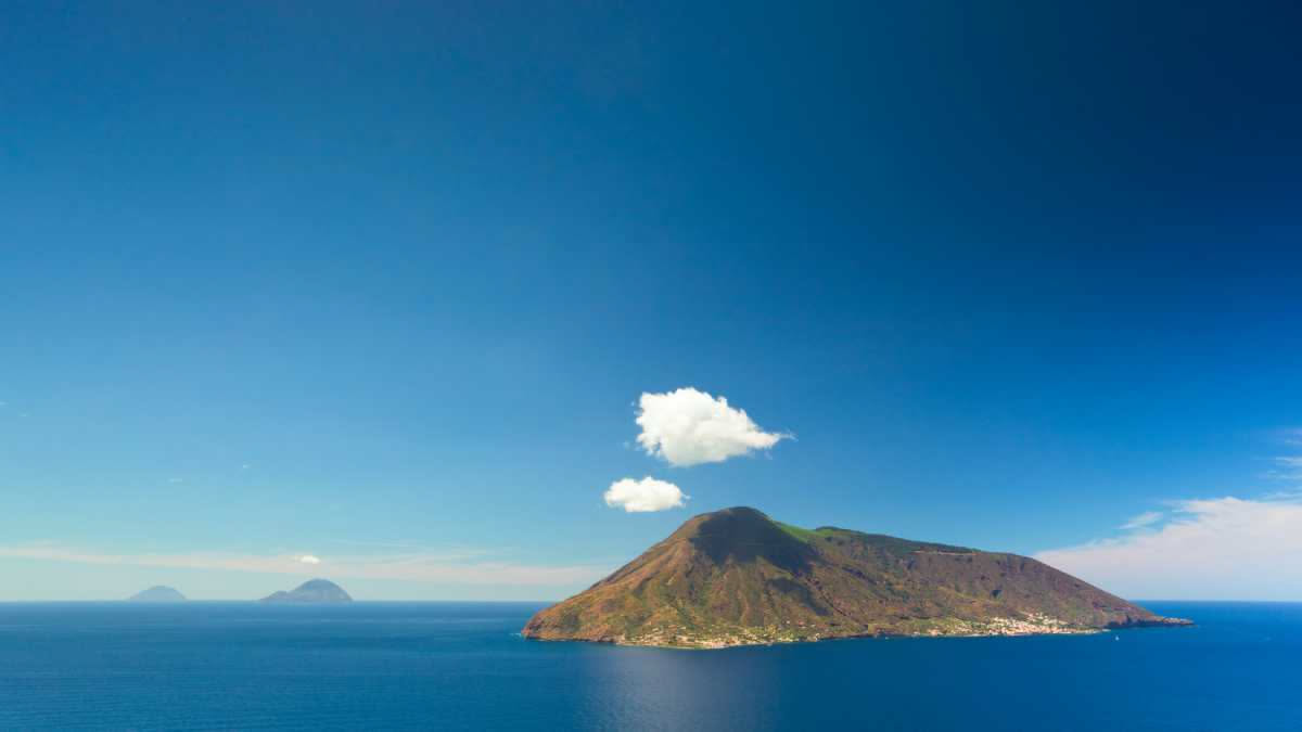 Esplora i sentieri panoramici delle Isole Eolie con Arianna: natura incontaminata e paesaggi mozzafiato.