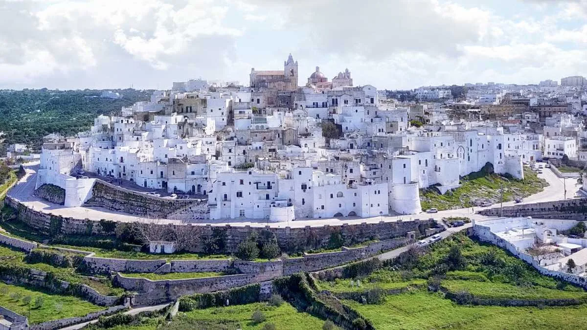 Dettaglio di un labirinto di calce nella "Città Bianca", con muri bianchi e stradine affascinanti.