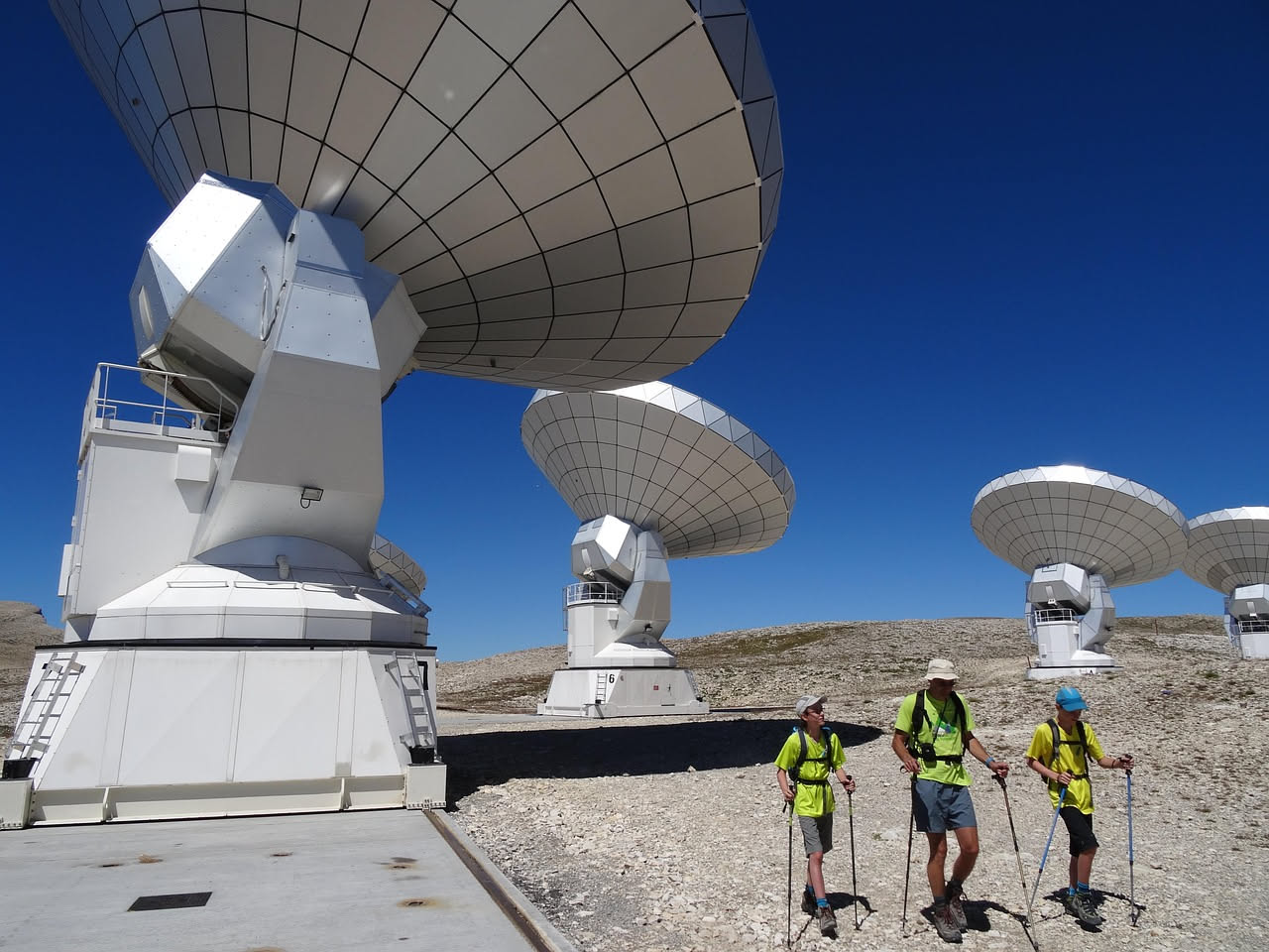 Strumenti tecnologici per navigazione e trekking a Salina: GPS, app e dispositivi per esplorare l'isola.